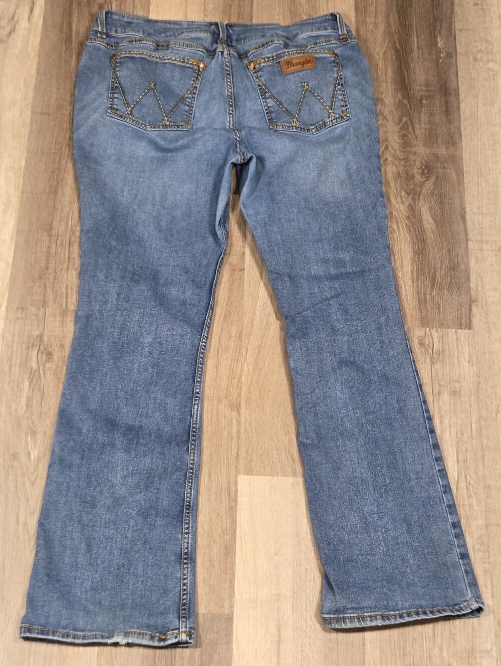 Wrangler women's bootcut jeans in a medium wash - Picture 4 of 10